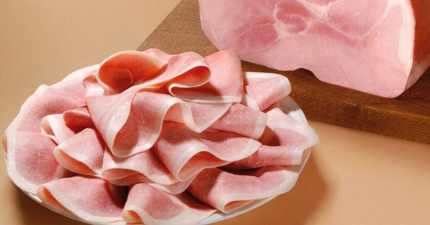 Prosciutto cotto: attenzione ai riflessi di colore