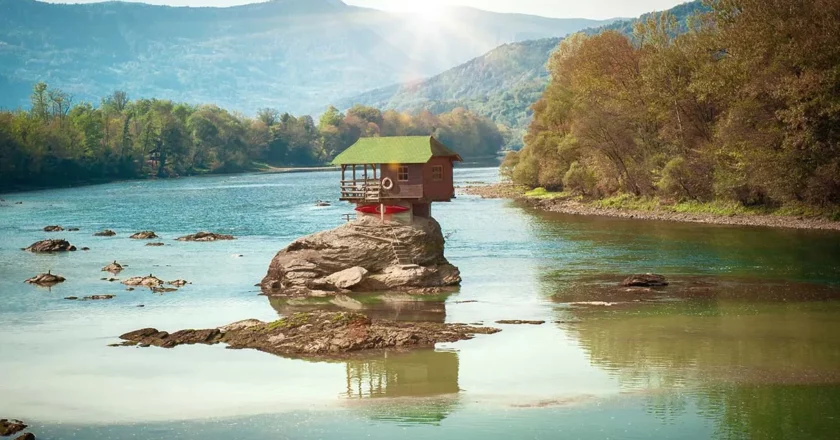 La Casa Drina: Il Rifugio Incantato Sospeso sulle Acque del Fiume