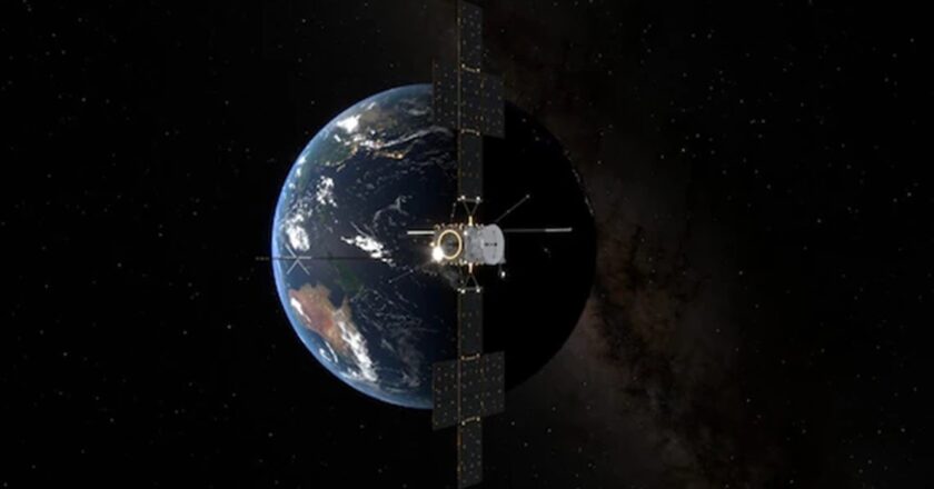 Sonda JUICE sfreccia vicino alla Luna e la Terra